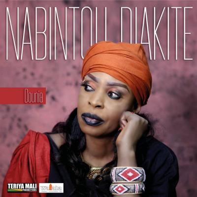 Nabintou Diakité Album: Dounia Le tout nouvel album de la Diva Nabintou Diakité, sorti en 2021 et composé de 10 titres qui traitent autant de thèmes.
Sous une tonalité de Blues/Jazz, Afropop et avec une dose madingue, cet album marque le retour de notre Diva après plusieurs années loin des projecteurs.